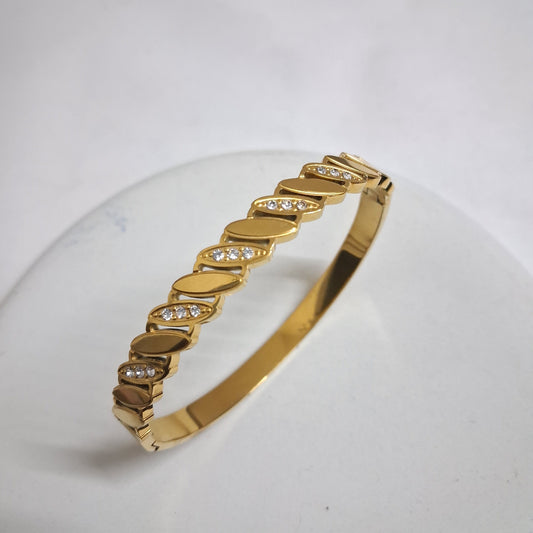 Small Gold-Plated Oval Kada with Diamond-Cut Detailing – Anti-Tarnish Finish