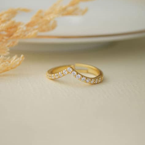 Elegant Gold V-Shaped Diamond Band Ring