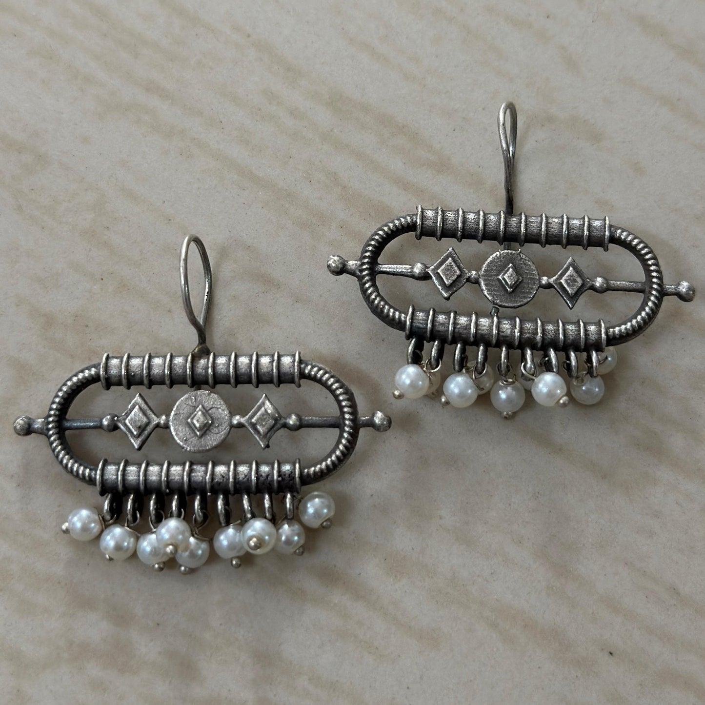 Oxidized silver earrings with geometric design and pearl danglings.