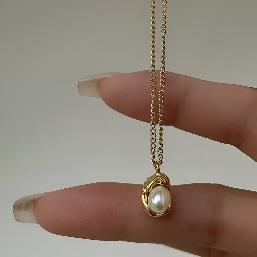 Elegant Gold-Plated Pearl Pendant Necklace