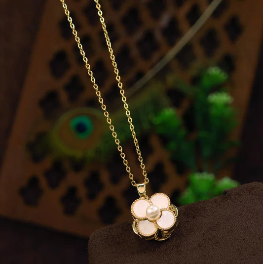 Anti-Tarnish Gold-Plated Rotating Flower Pendant Neck Chain with Pearl Center
