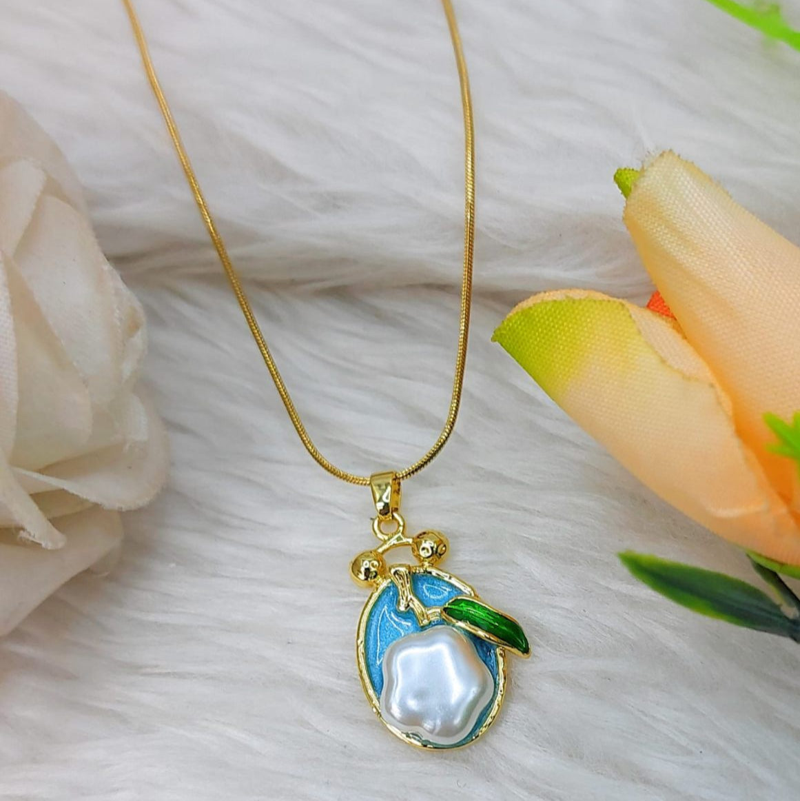 Elegant Gold-Plated Anti-Tarnish Necklace with Pearl-Inspired Pendant