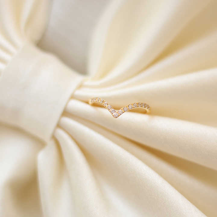 Elegant Gold V-Shaped Diamond Band Ring