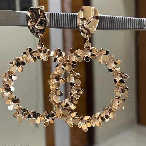 gold-toned floral hoop earrings