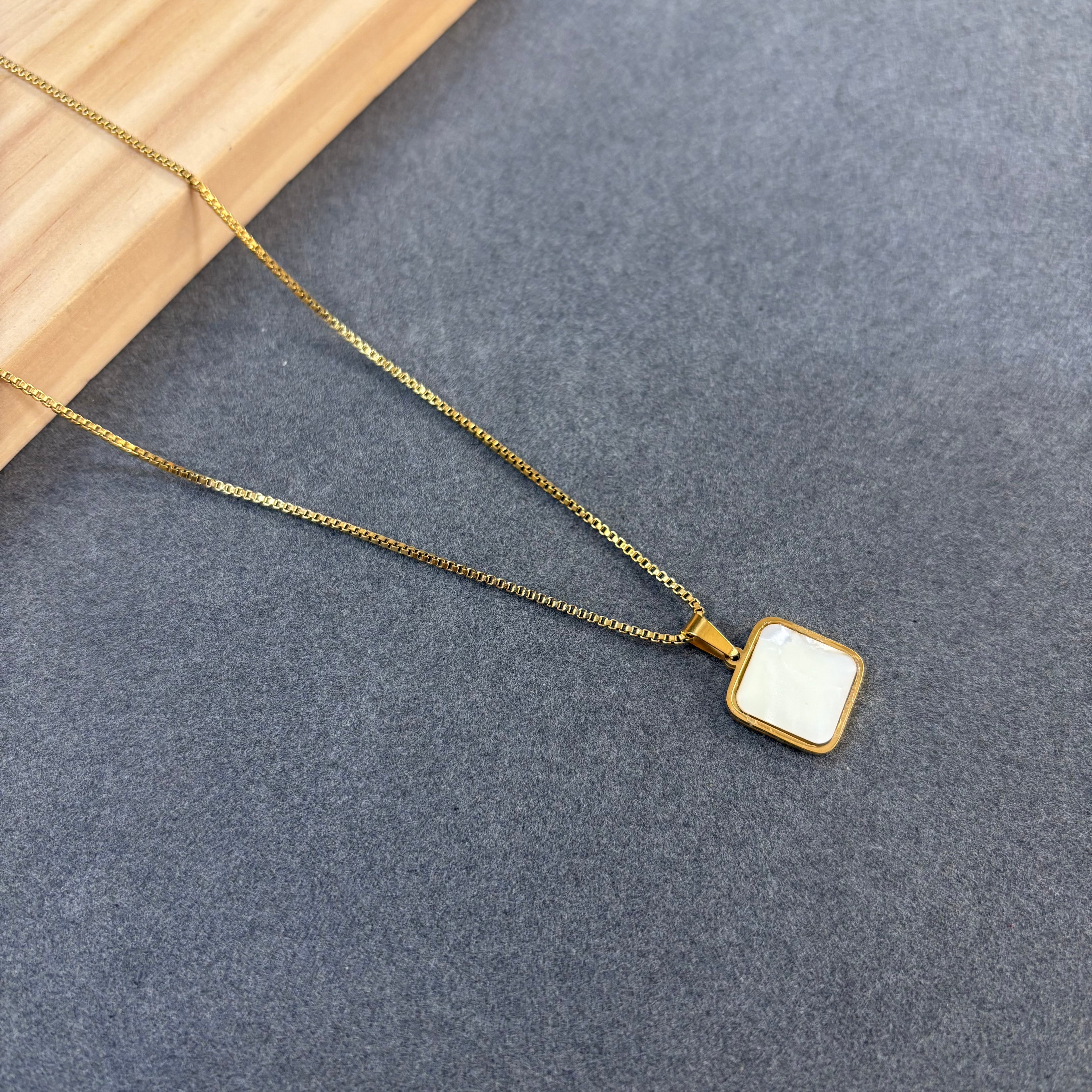 Square pendent neck chain