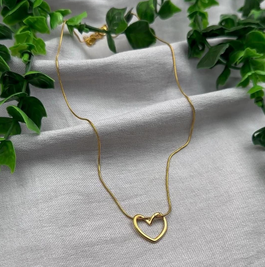 Minimal Heart Knot Chain Pendant Necklace