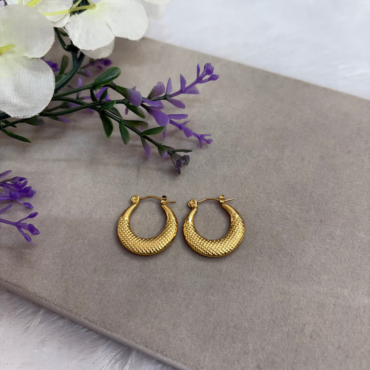 Pattern golden hoop earring
