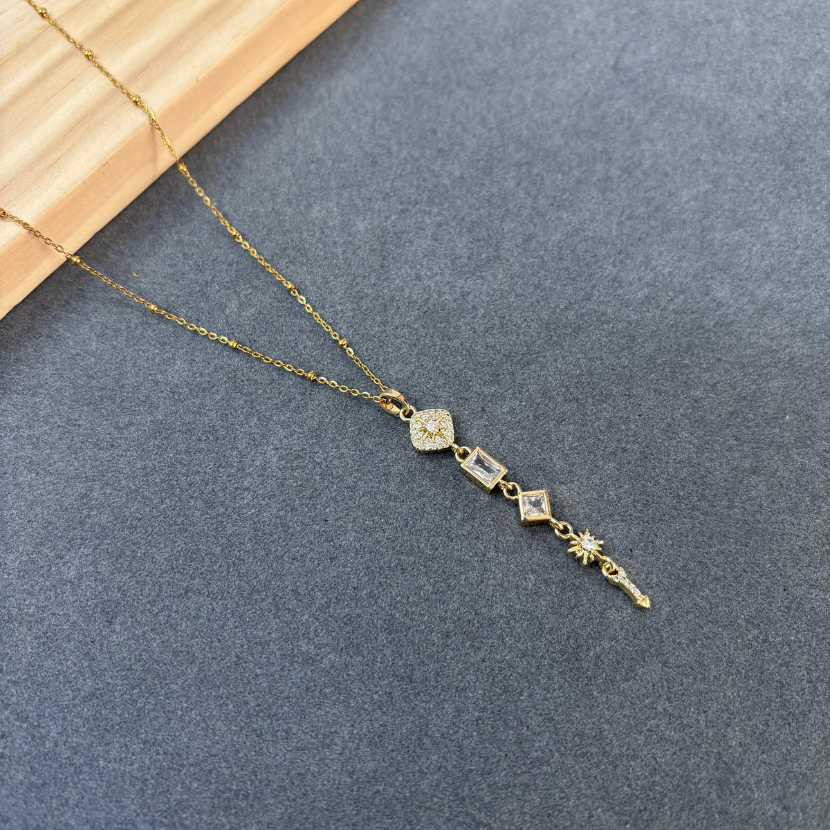 Long pendent neckchain