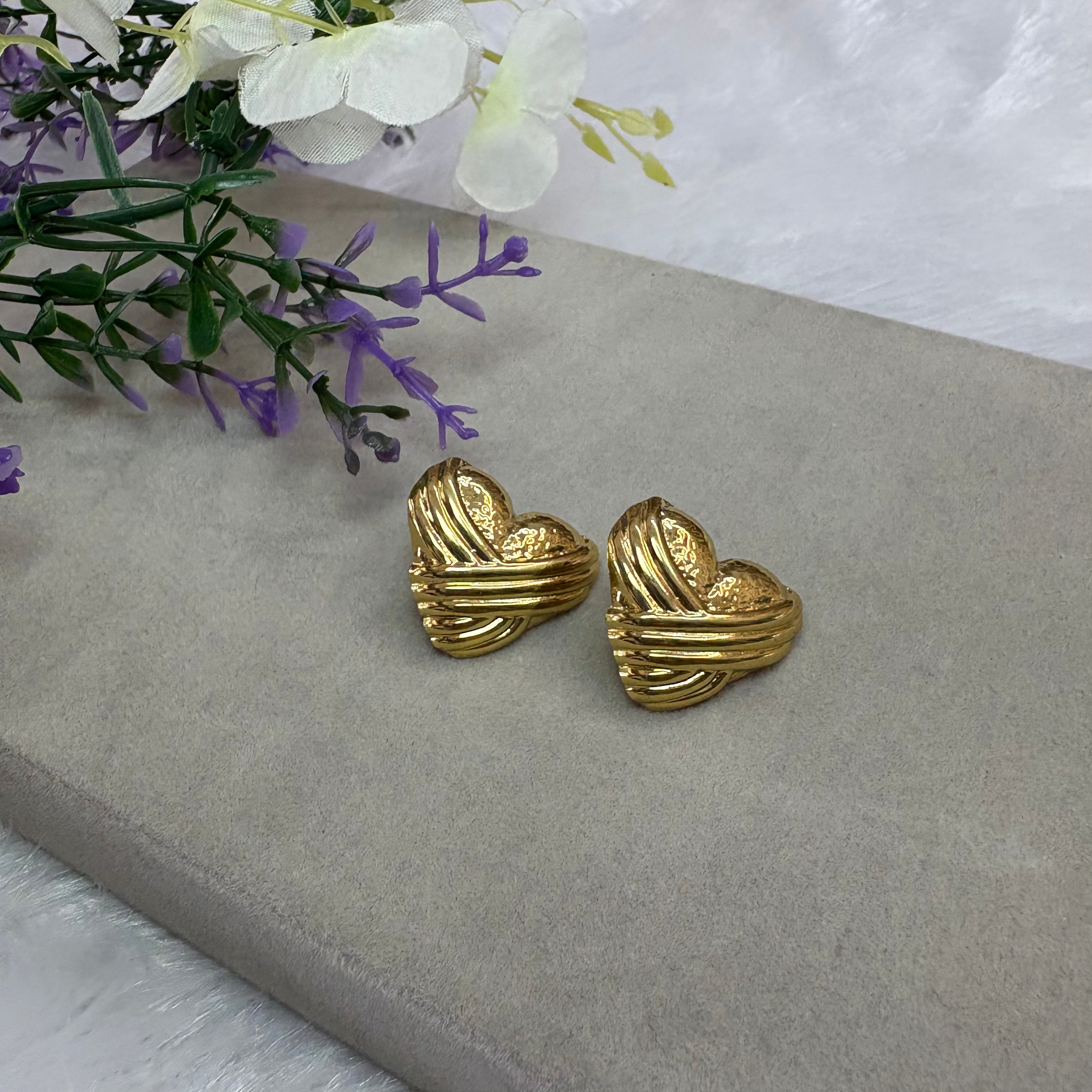 Heart shape stud earring
