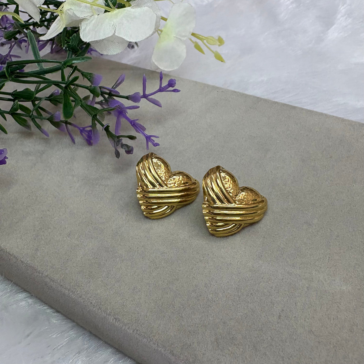 Heart shape stud earring