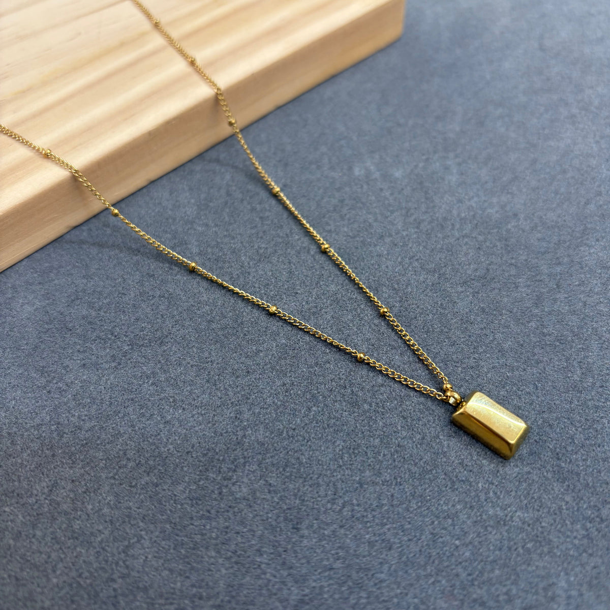Square pendent neckchain