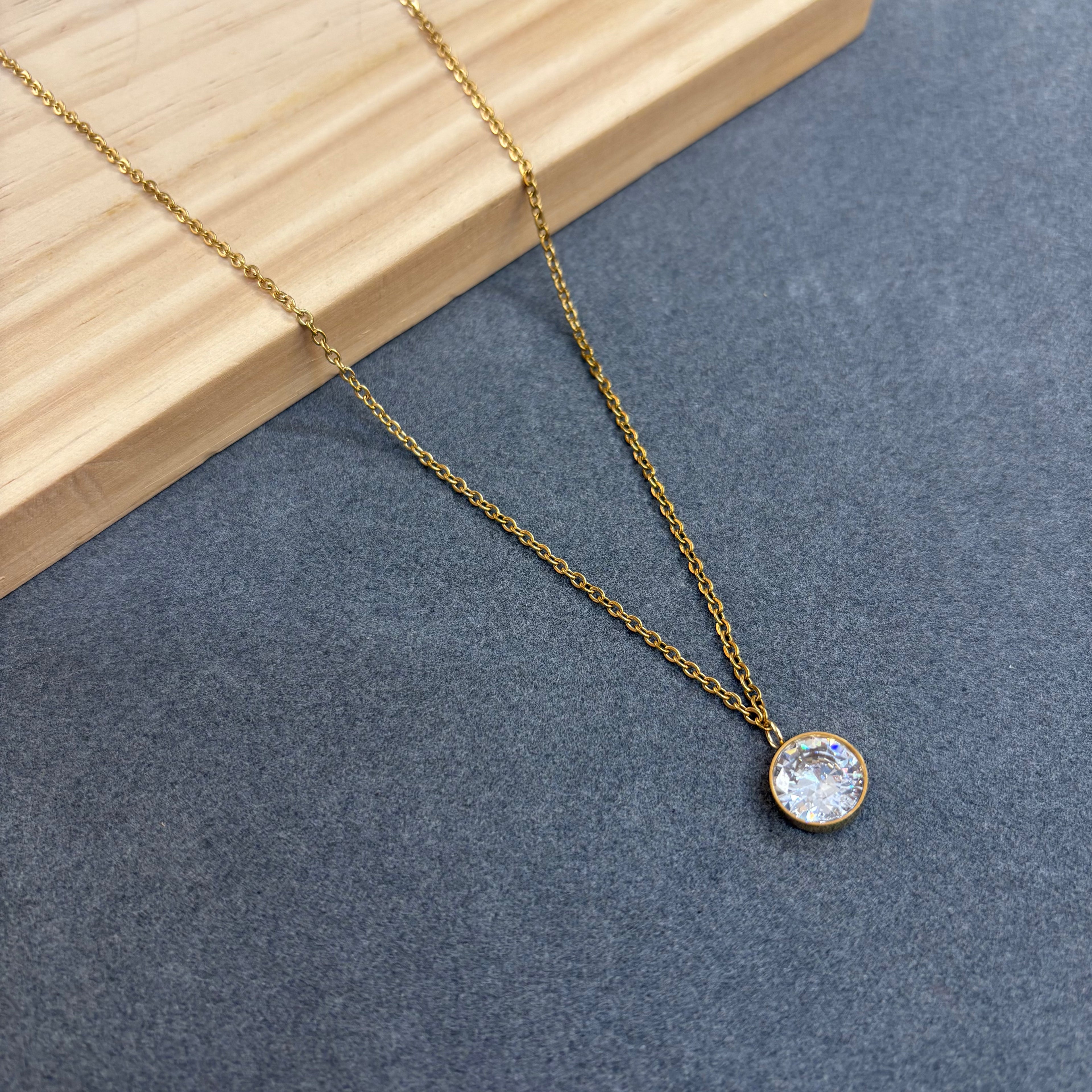 Single diamond neckchain