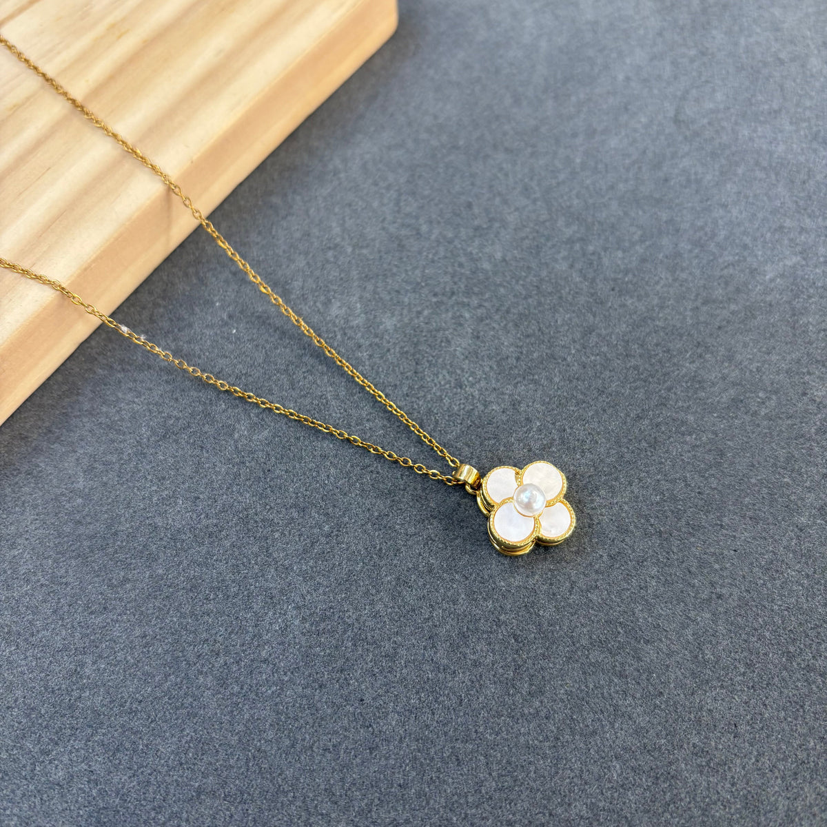 Rotating flower neckchain